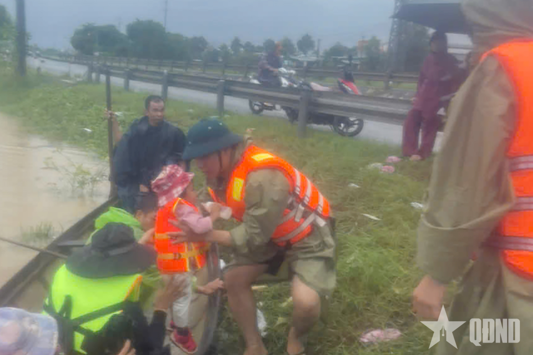 Bộ đội nỗ lực giúp dân